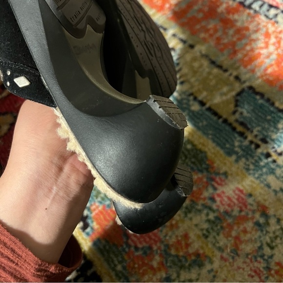 Ugg Fiona black studded suede shearling lined slip on clogs
Womens size 9.5 - Picture 7 of 8